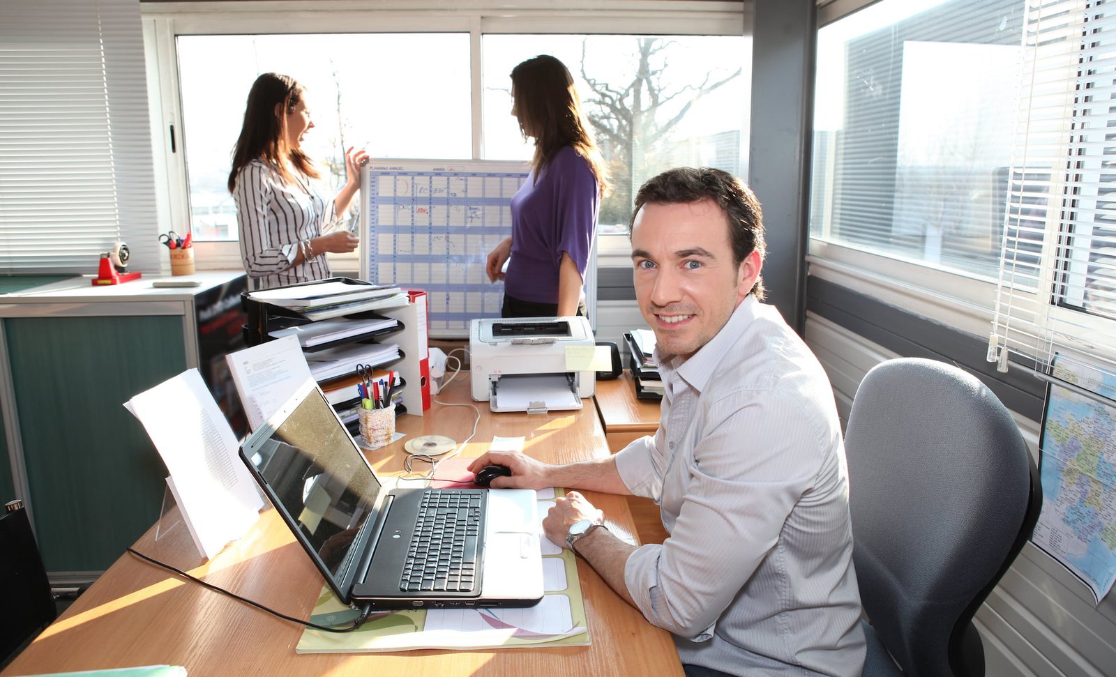 Portrait d'un homme d'affaires souriant