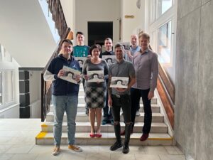 Skupina absolventů kurzu vedení projektů a týmů s certifikáty spolu s lektorem Jiřím Střelcem.