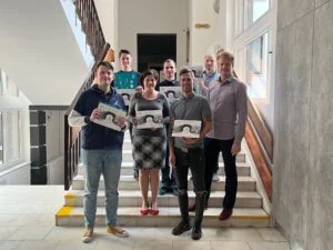 Skupina absolventů kurzu vedení projektů a týmů s certifikáty spolu s lektorem Jiřím Střelcem.