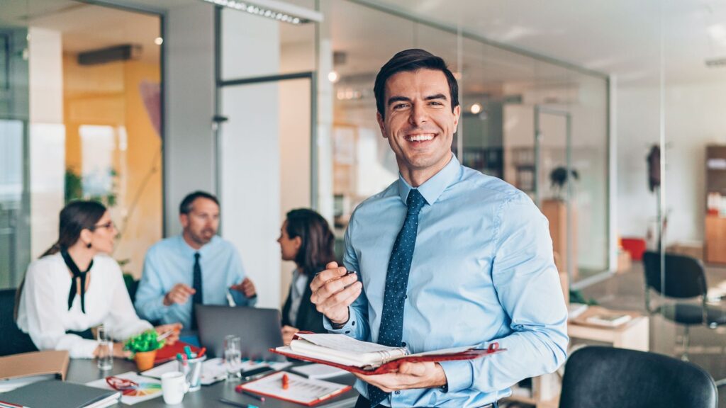 sebevědomého manažera představujícího strategii firmy
