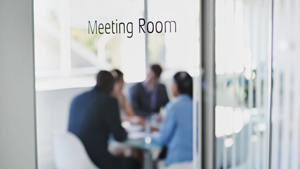 firemního meetingu zaměřeného na strategii, sdílení zkušeností a manažerské rozhodování